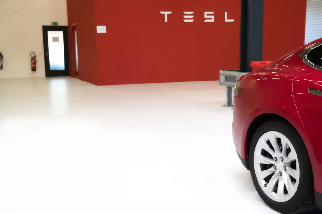 Tesla Motors Switzerland: Ausstellungsraum mit beschichtetem Boden